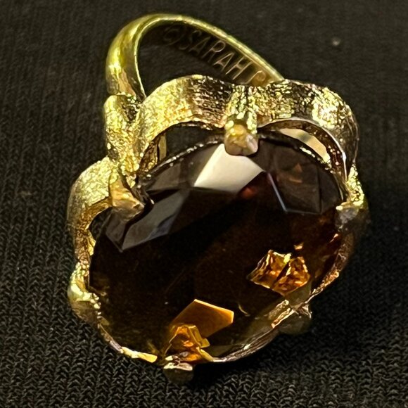 Vintage Sarah Coventry Amber Glass Ring – Stamped SARAH COV – Size 7-Adjustable - Picture 6 of 9